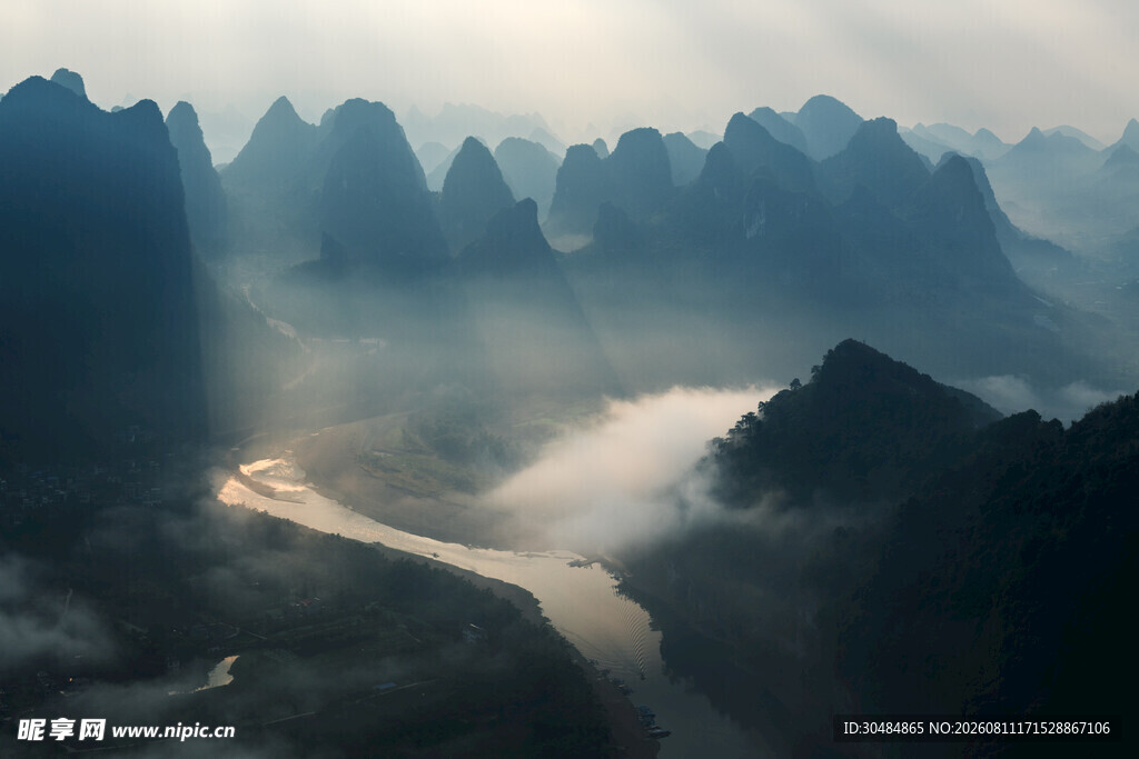 山间云雾缭绕的壮丽江景
