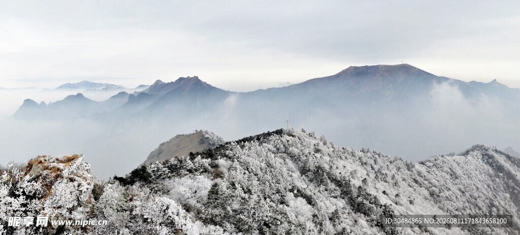 山巅云雾缭绕壮丽景观
