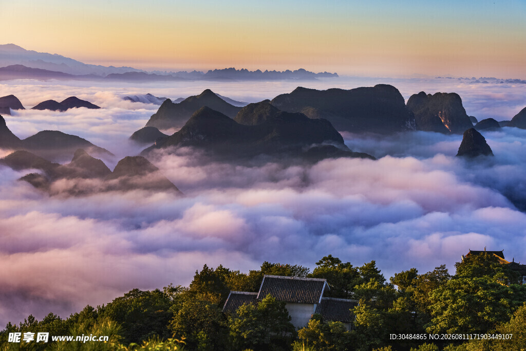 山间云海环绕的壮丽景观
