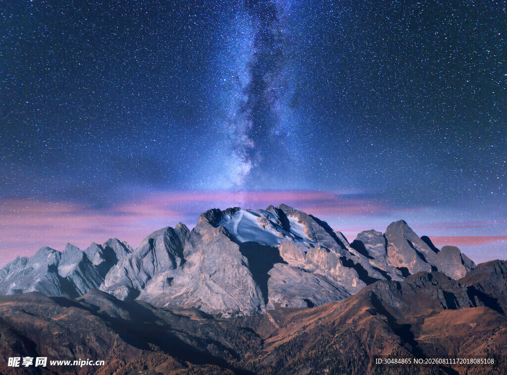 壮丽星空下的巍峨山脉