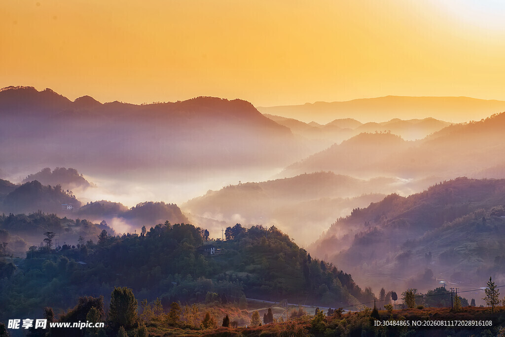 日出时分的壮丽山峦景色