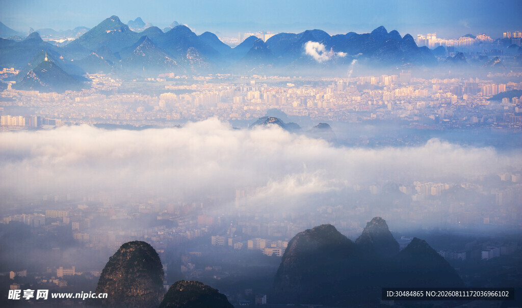 云海中的山峦壮丽景观