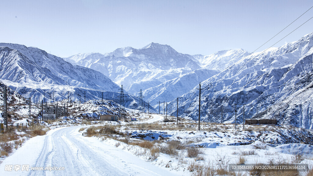冬日雪山下的蜿蜒雪路