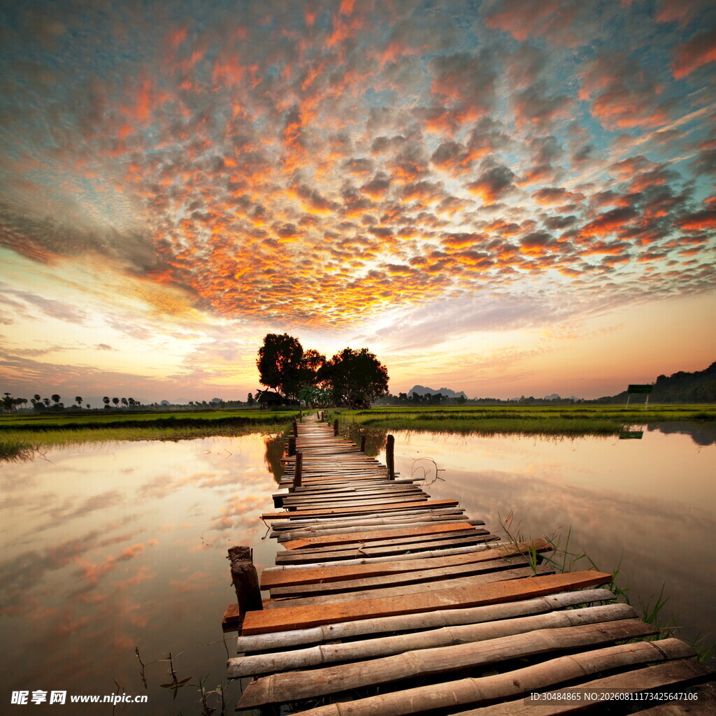 夕阳下的木栈桥与宁静水面
