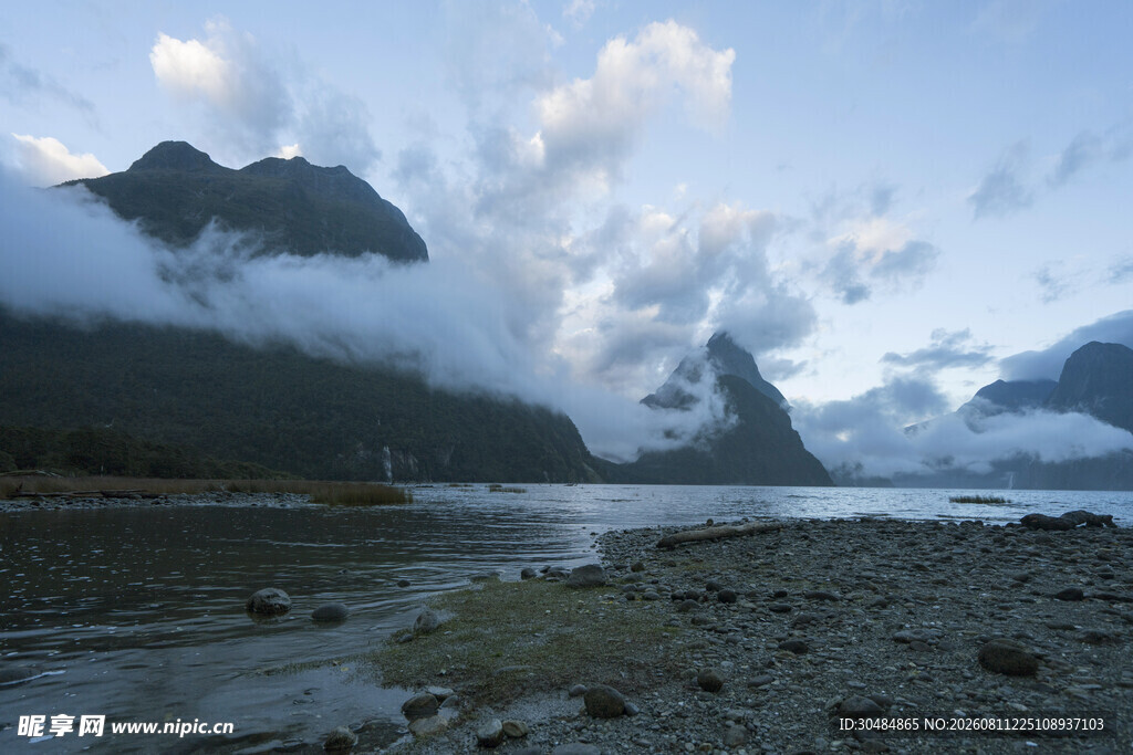 山间湖畔云雾缭绕美景