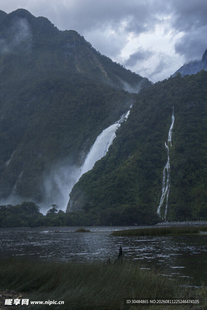 壮丽山间瀑布自然景观