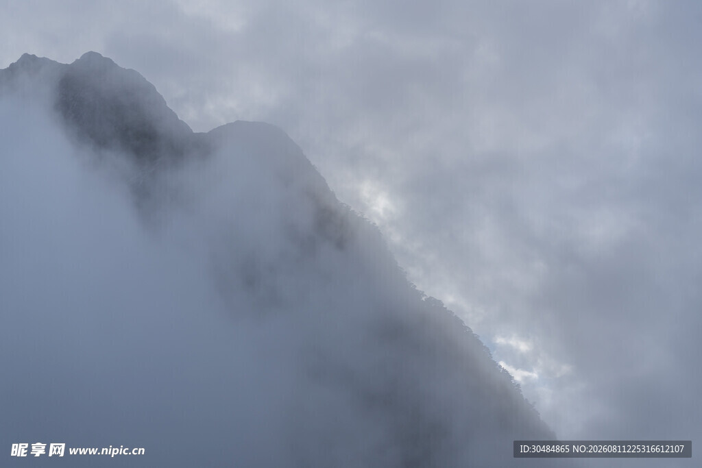 云雾缭绕的巍峨山峰