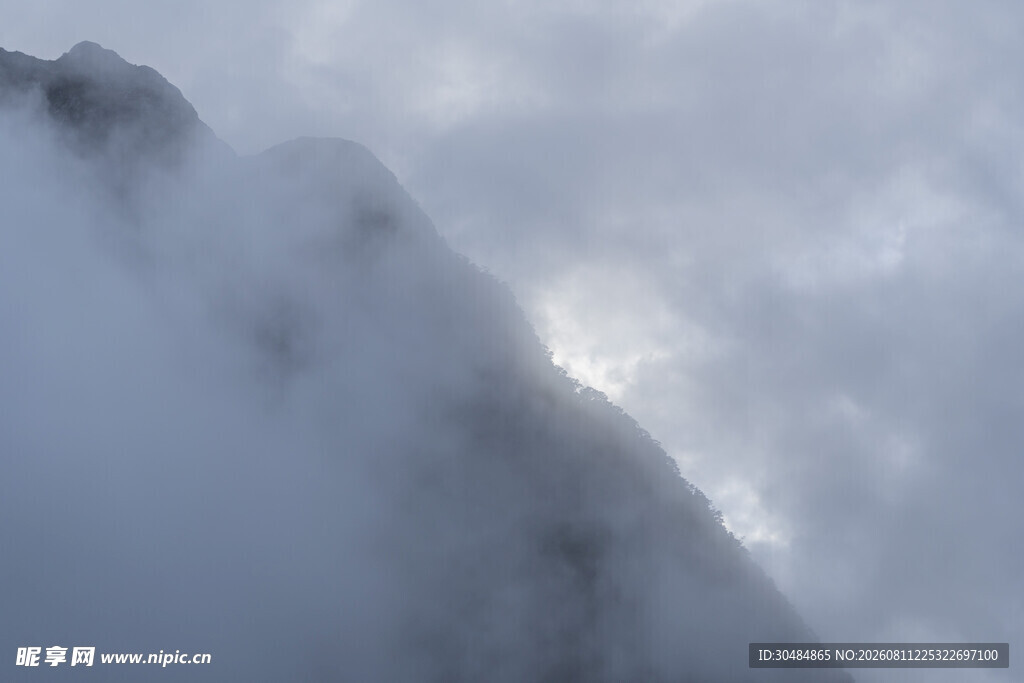 云雾缭绕的巍峨山峰