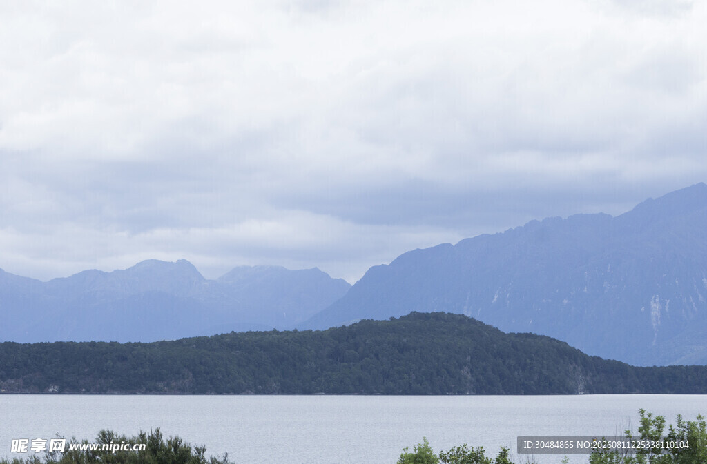 宁静湖景与远山