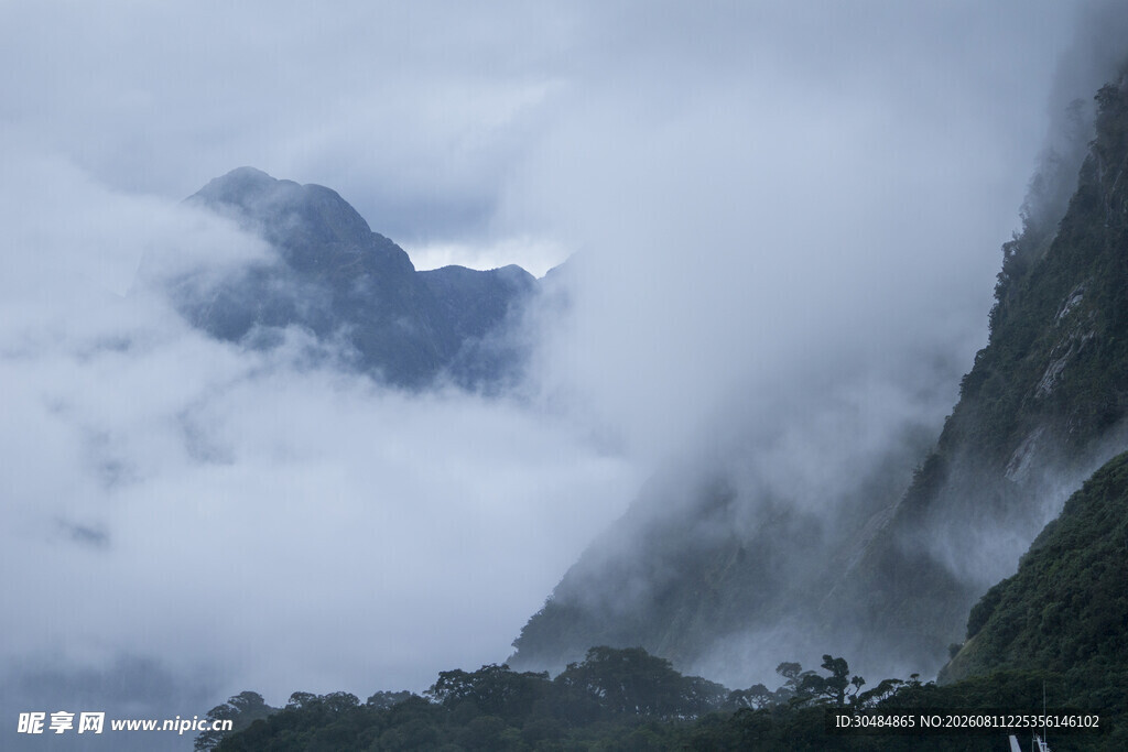 云雾缭绕的山间美景