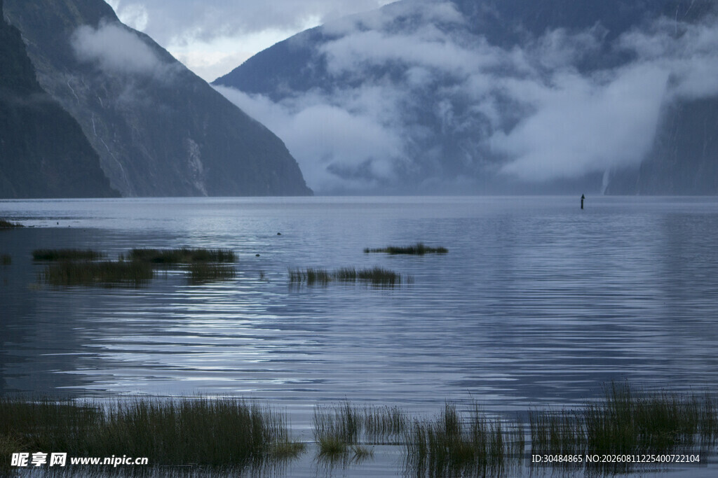宁静山水间的湖景风光