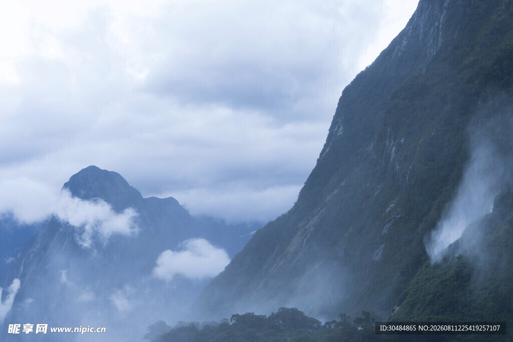 云雾缭绕的壮丽山景