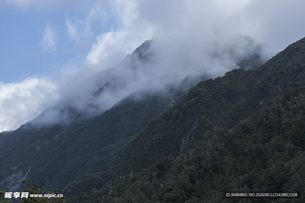 云雾缭绕的青翠山峦