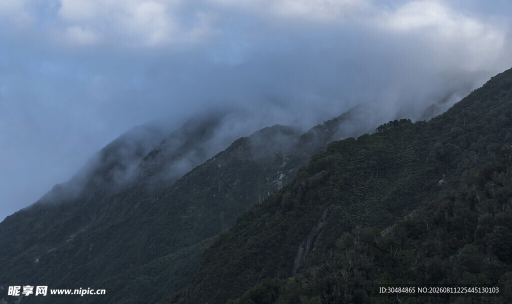 云雾缭绕的山峦美景