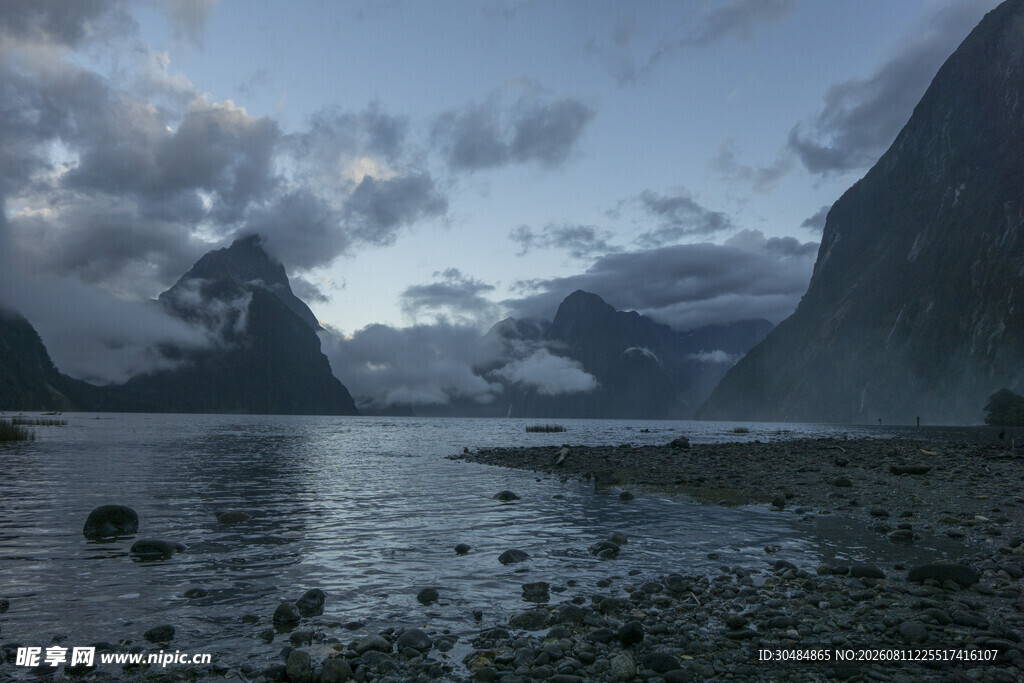宁静山水间的壮美自然景