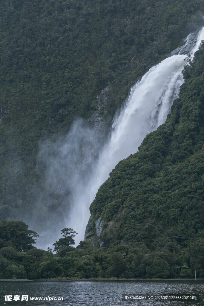 壮观瀑布下的山水美景