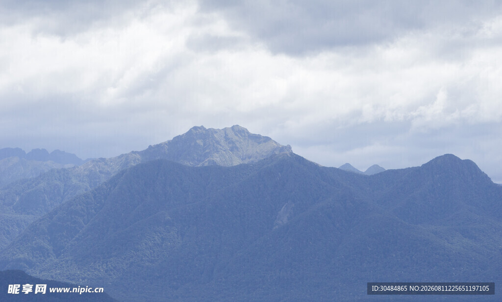 壮丽山峦云雾缭绕之景