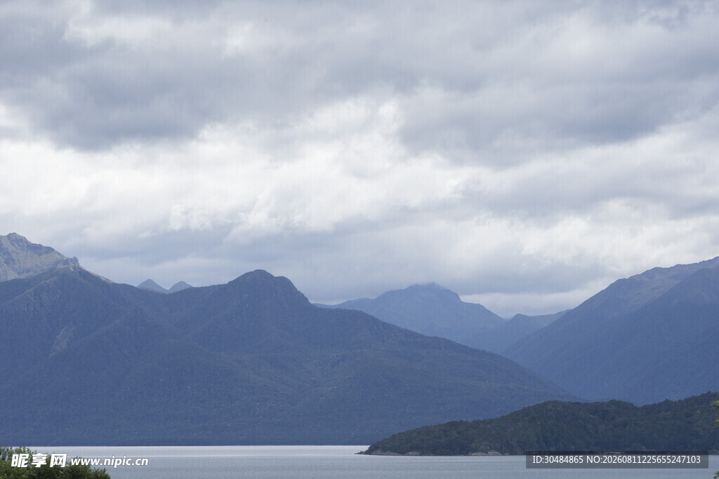 湖畔山峦云雾美景