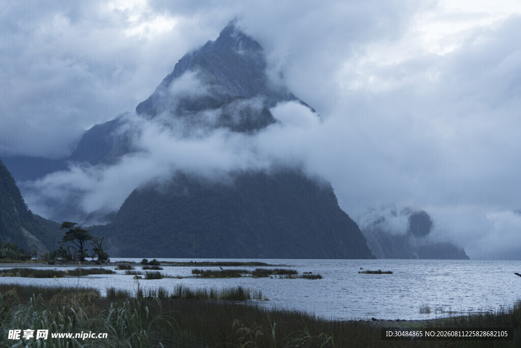 云雾缭绕的壮美山峰景观
