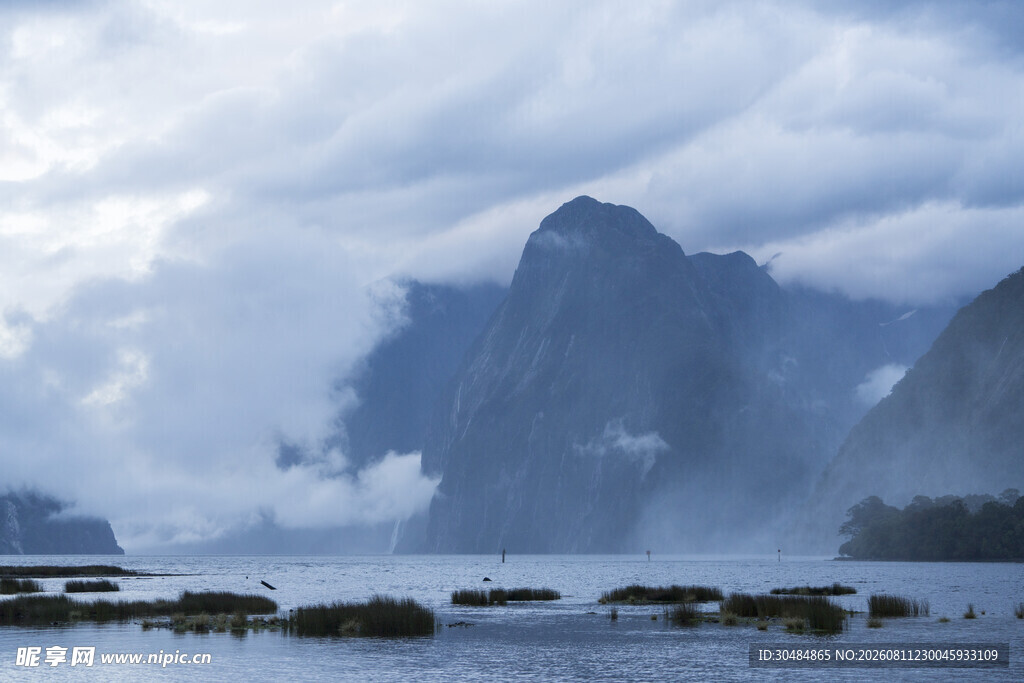 云雾缭绕的山水美景