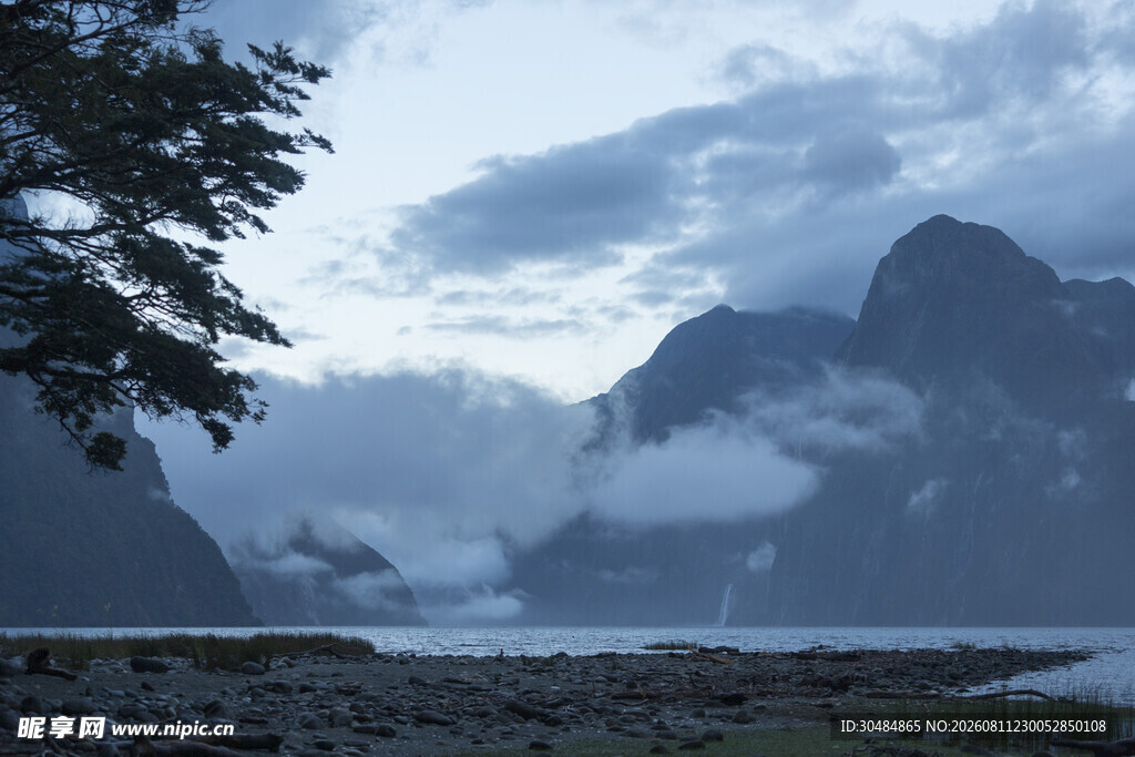 云雾缭绕的壮丽山景