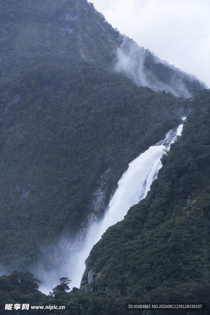 山间壮丽瀑布景观