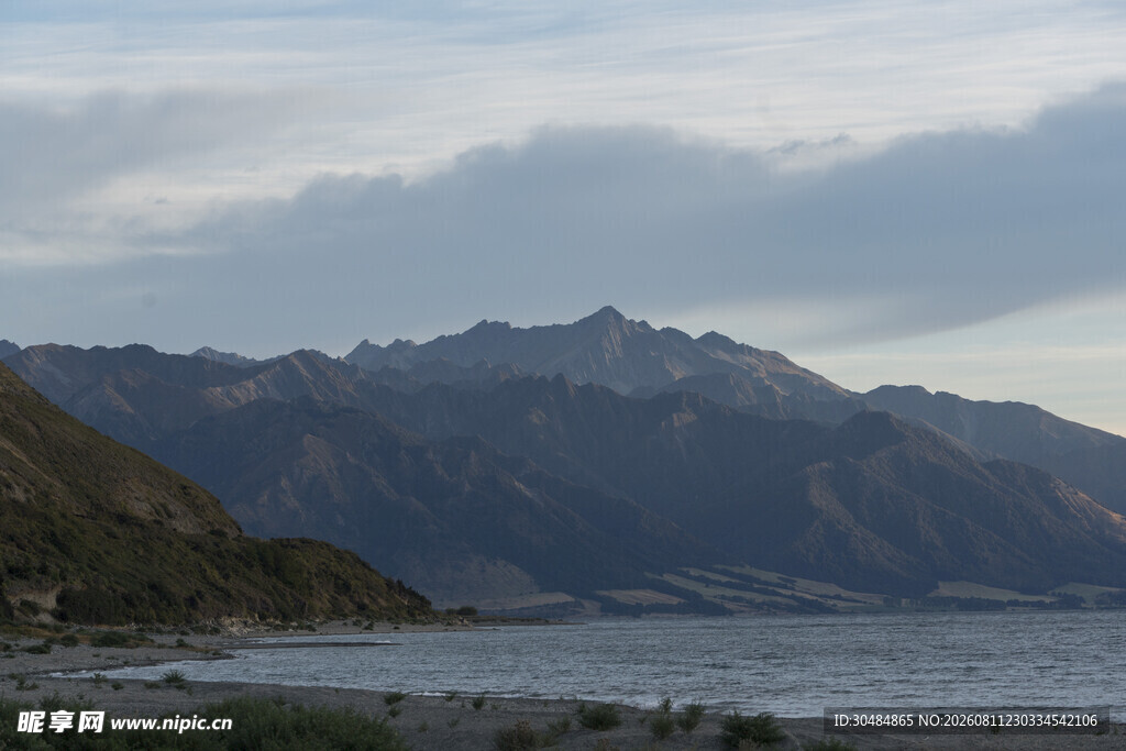 山间湖畔的宁静景致