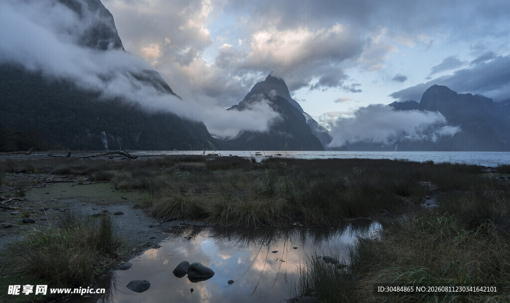 云雾缭绕的山水自然美景