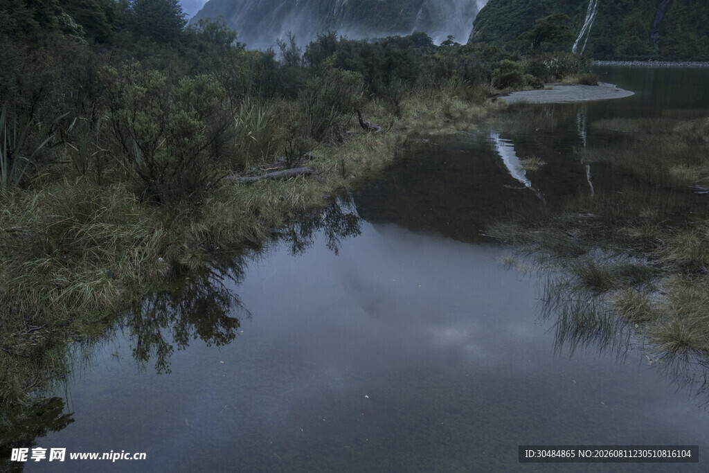 山间静谧积水潭风景
