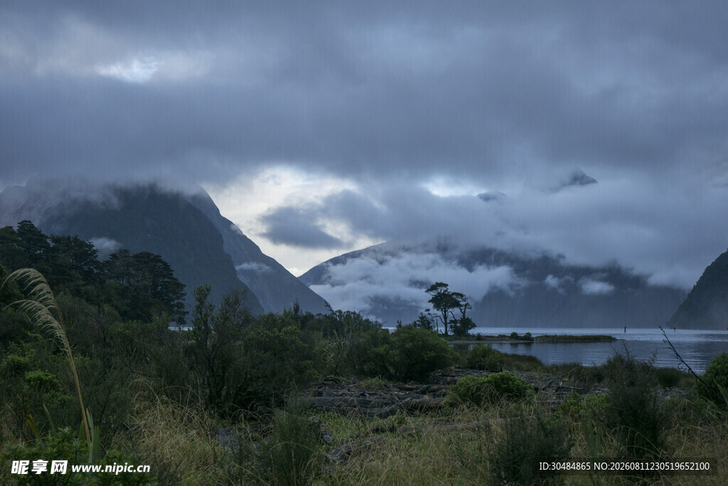 云雾缭绕的山间自然美景