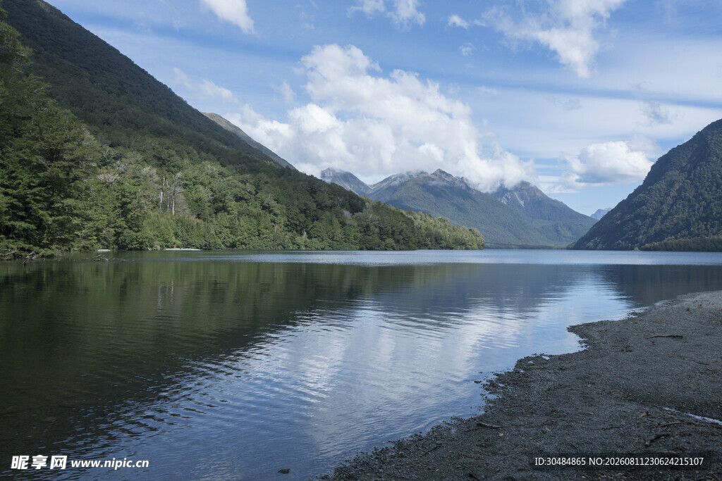 宁静山水湖景自然风光图
