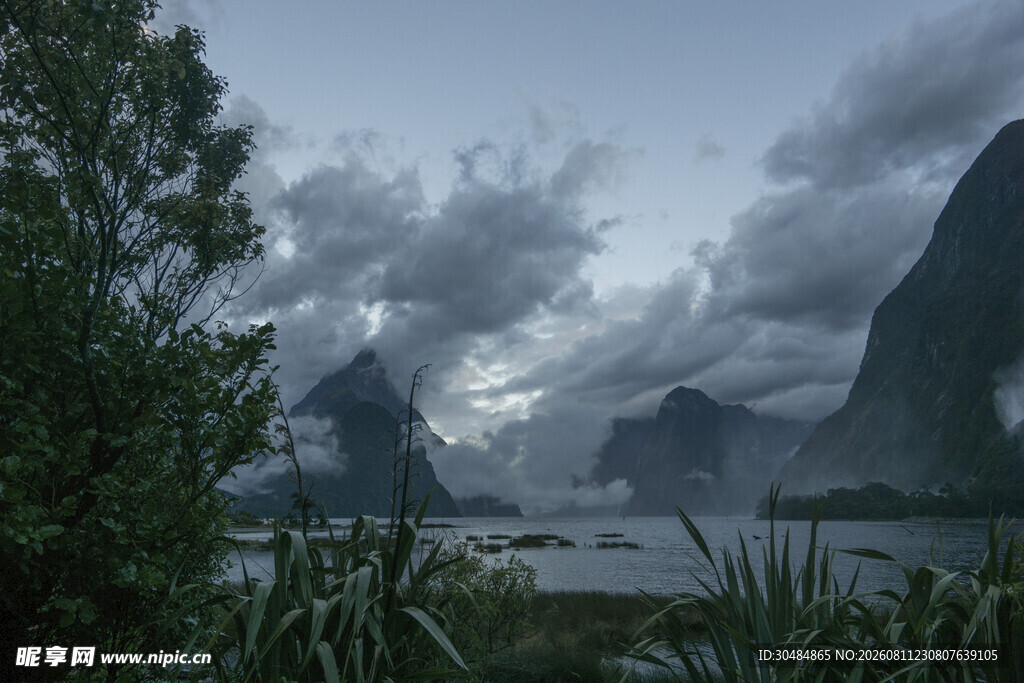 云雾缭绕的山水美景