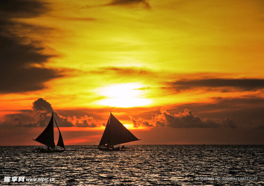 海上夕阳下的帆船美景