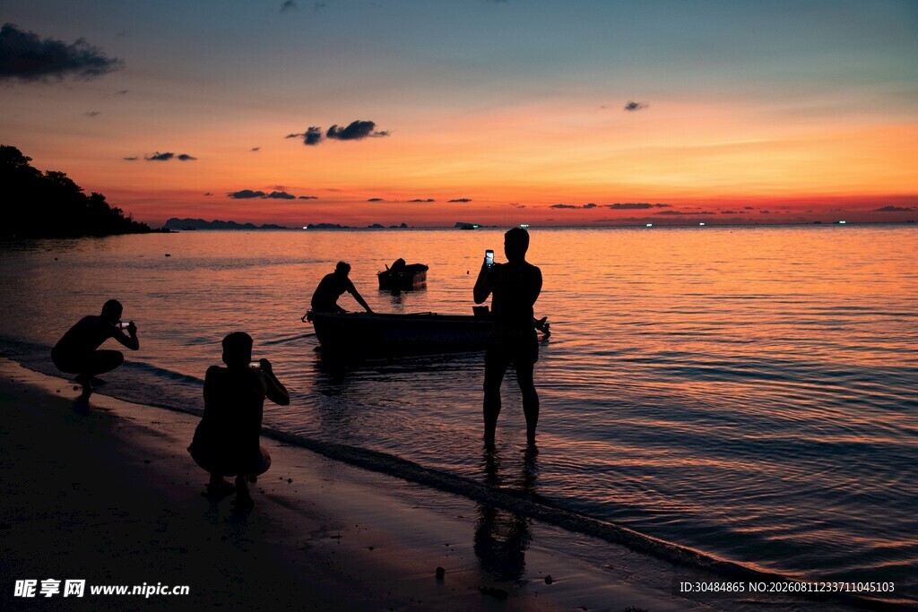夕阳下的海边休闲场景