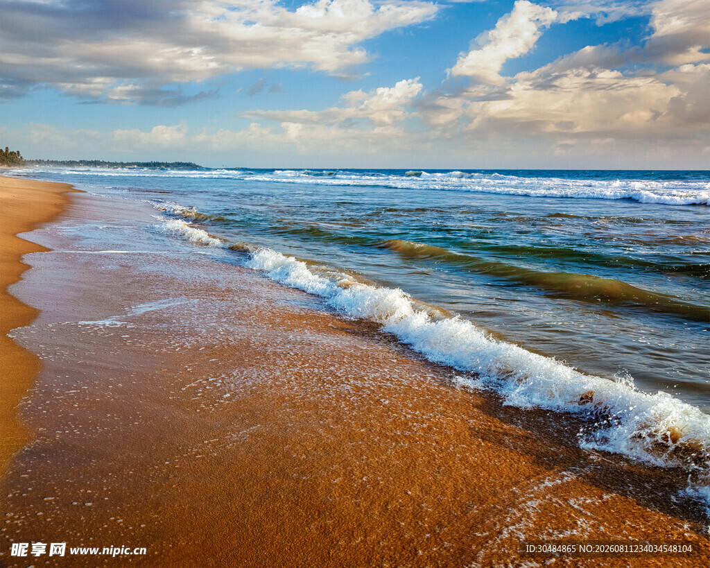 金色沙滩海浪拍打美景