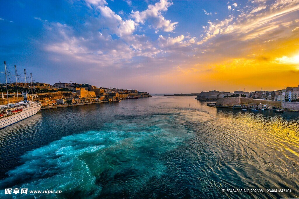 河畔绚丽日落美景