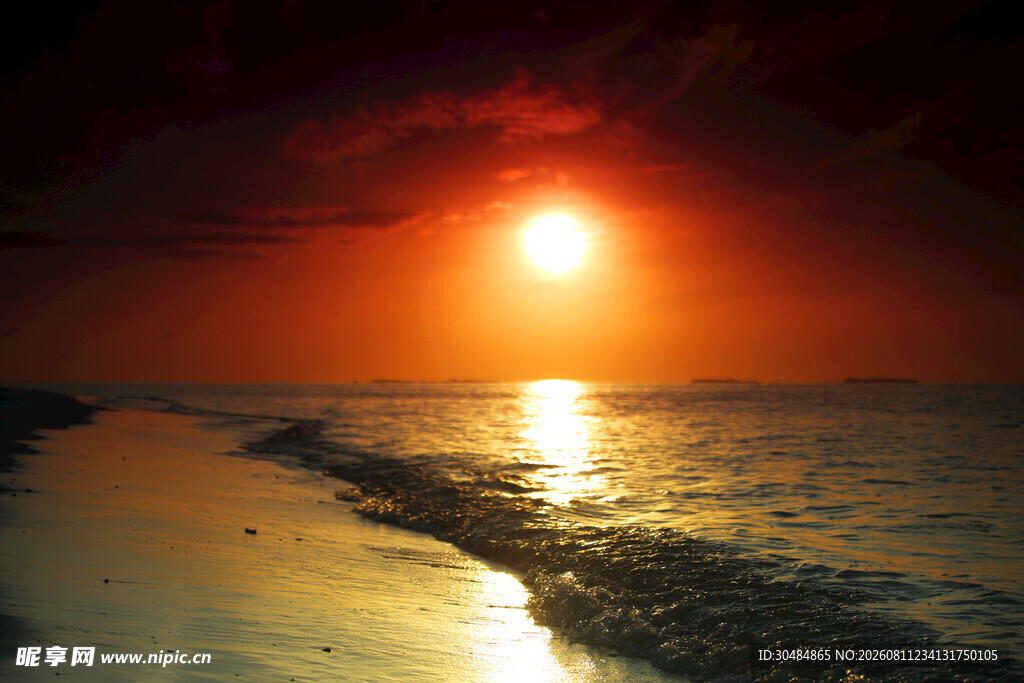 夕阳下的海边美景