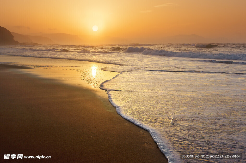 夕阳下的海边浪漫景致