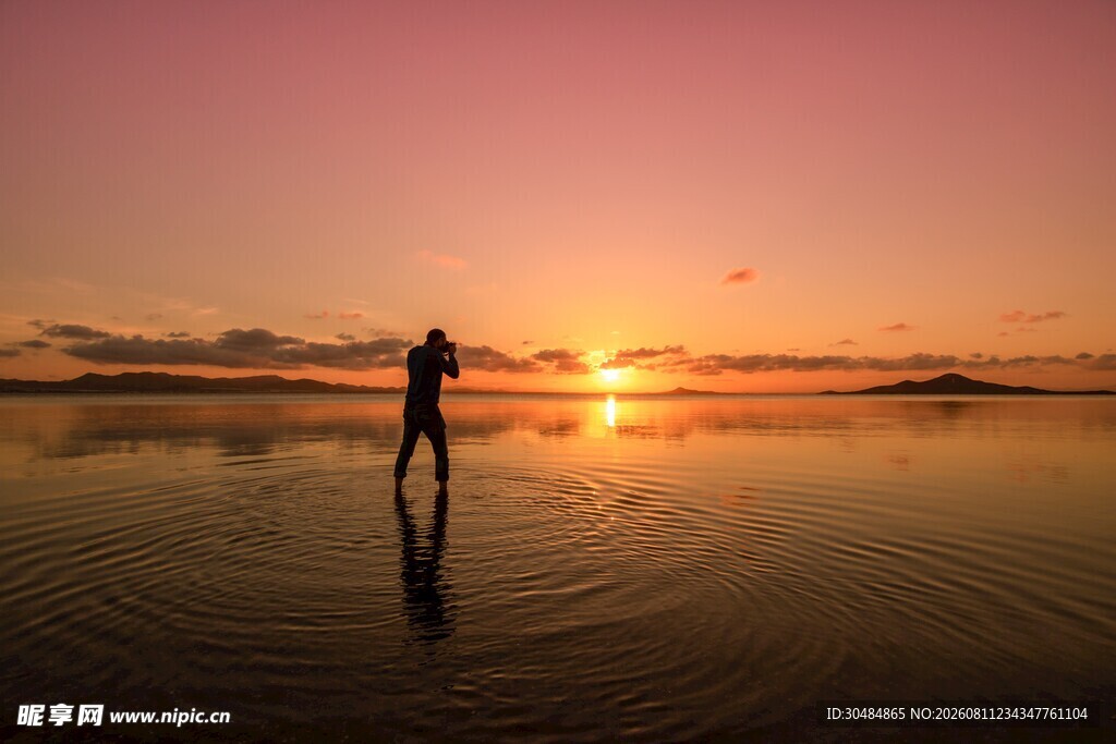 夕阳下海边独行者