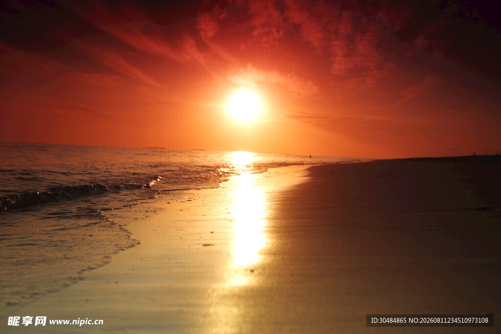 夕阳下的海滩美景