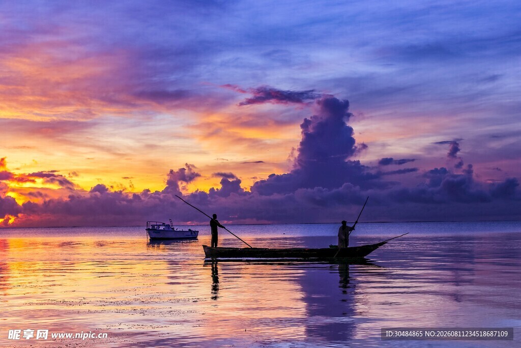 夕阳下的静谧湖面小船