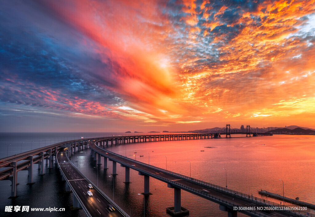 夕阳下的跨海大桥美景