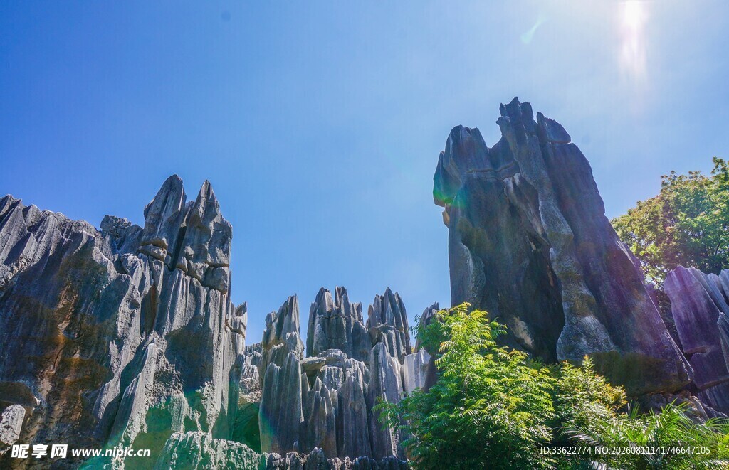 奇峰耸立的壮丽自然景观