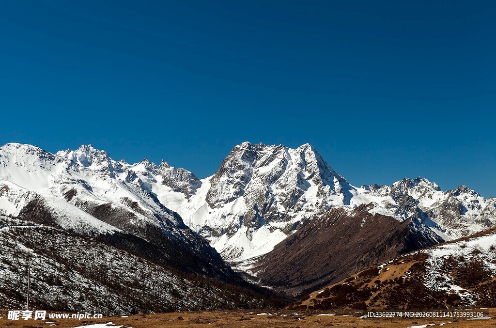 壮丽雪山景观