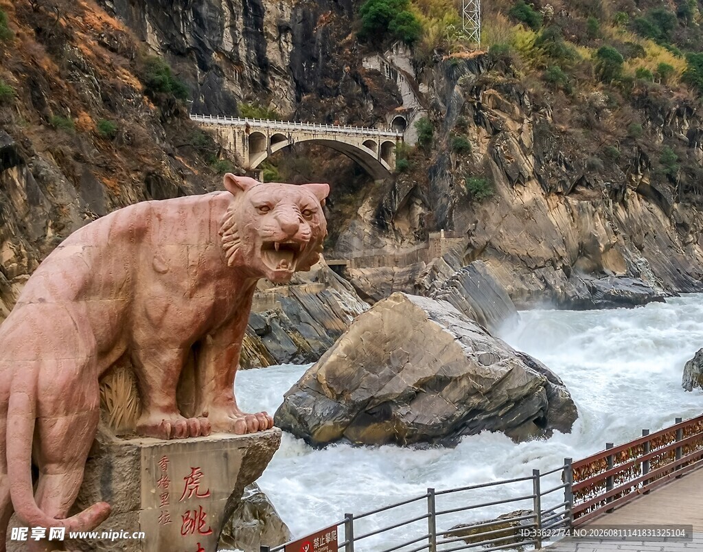 河边雕塑虎景致独特