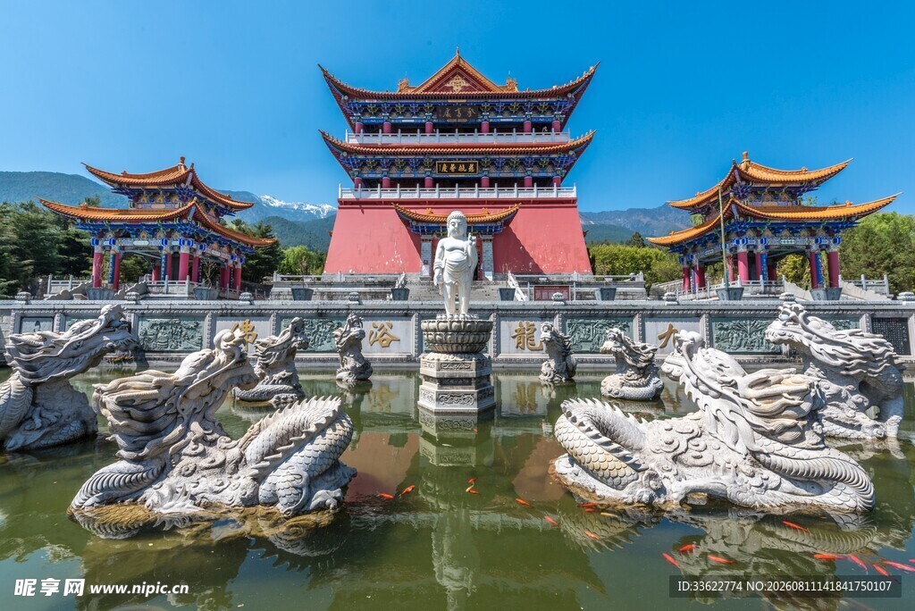 中式古建筑前的别致水景