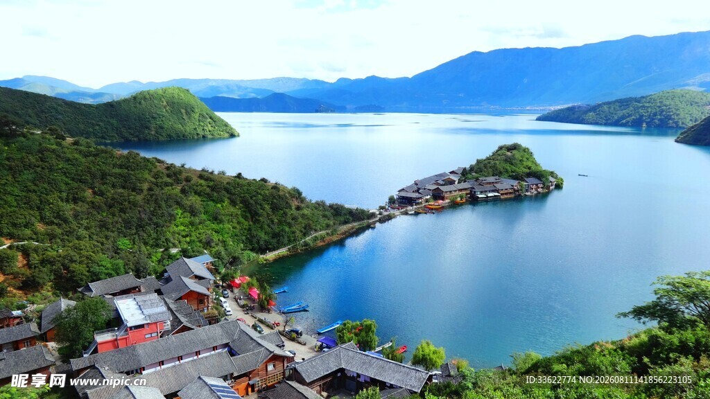 湖畔山村美景