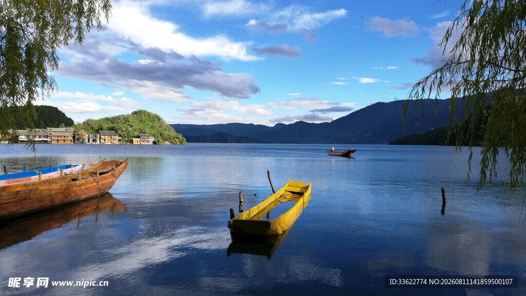 宁静湖面的小船与美景