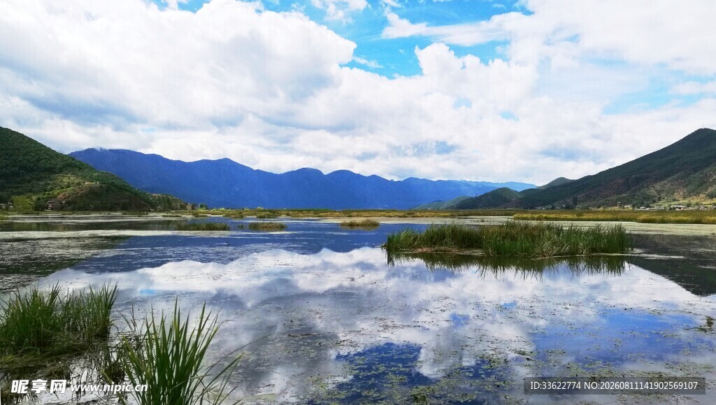 湖畔美景山水相映成趣