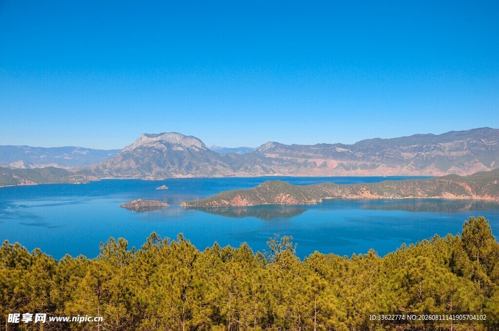 美丽湖景与远处山峦